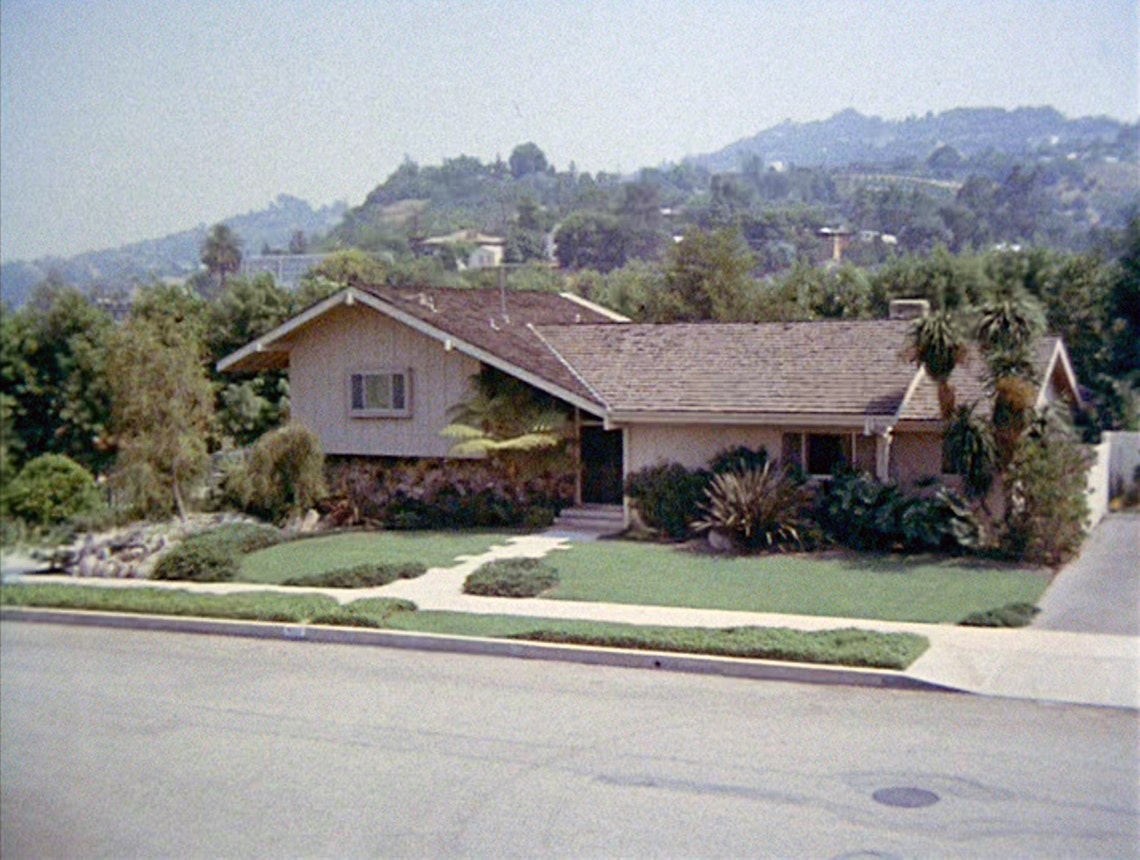 The Brady Bunch House Before And After A Very Brady Renovation