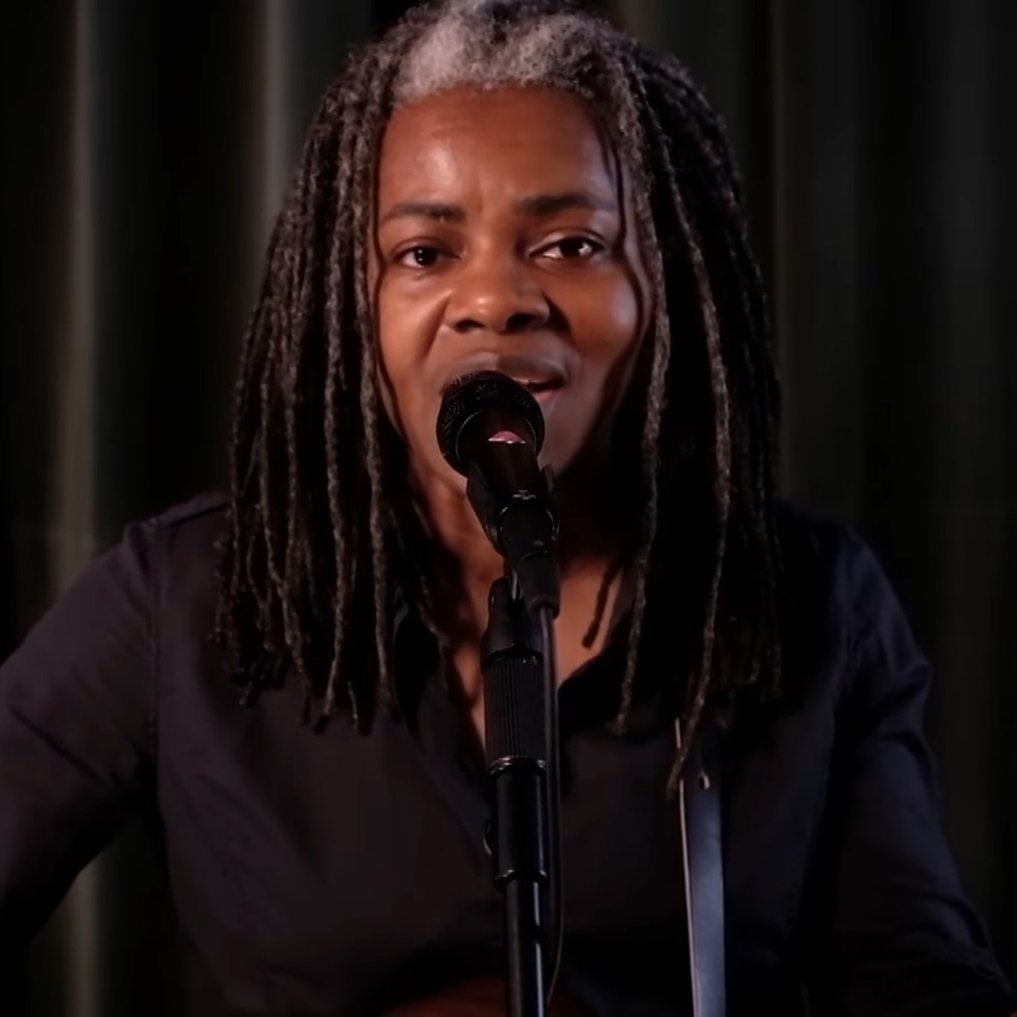 Tracy Chapman Makes Rare TV Appearance For Performance Of Talkin' 'Bout A  Revolution