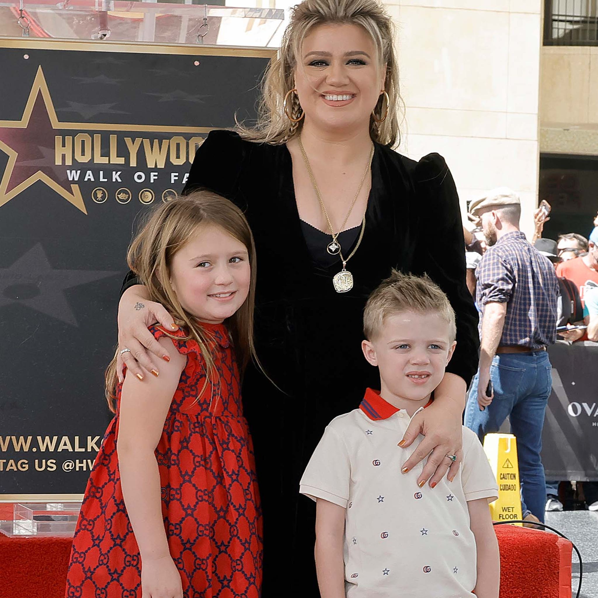 Kelly Clarkson Kids and Family Photos- How Many Children Does Kelly Clarkson  Have?