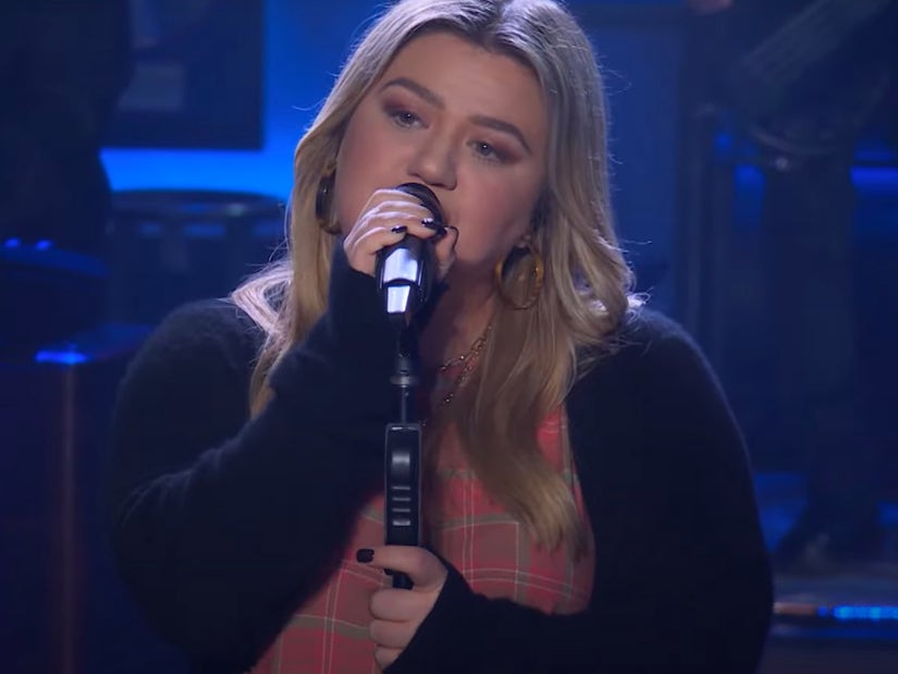 Kelly Clarkson Appears to Take Swipe at Ex By Changing Lyrics on ...