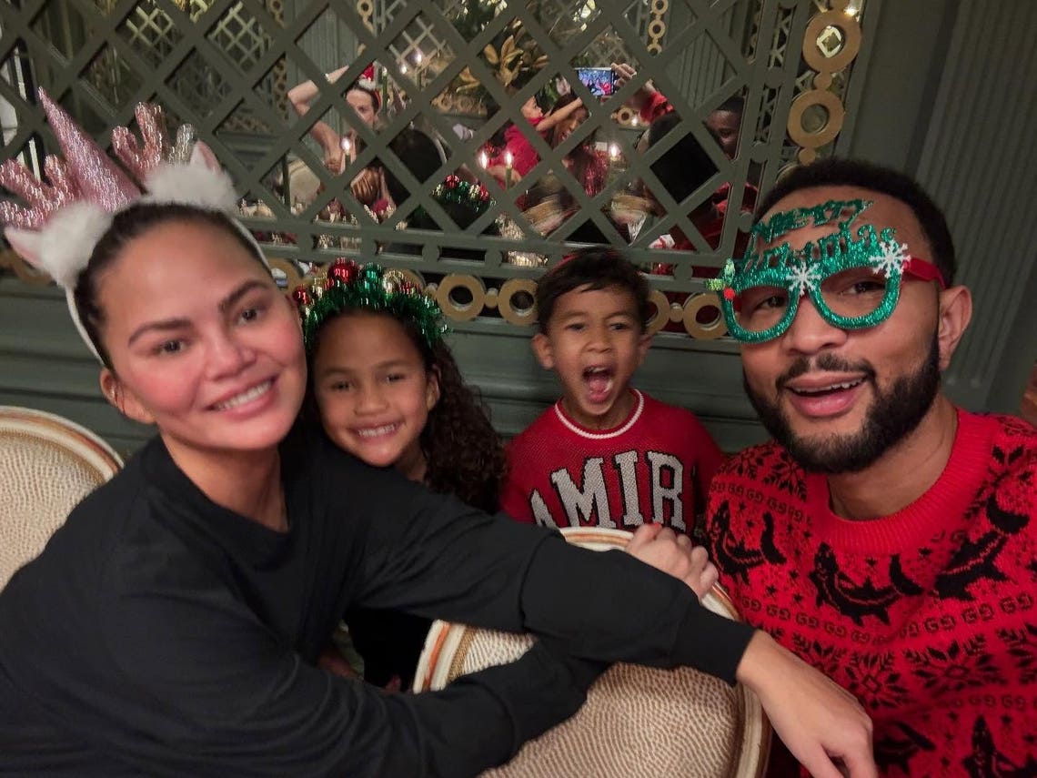 John Legend & Chrissy Teigen Share Adorable Family Photos from London(02)