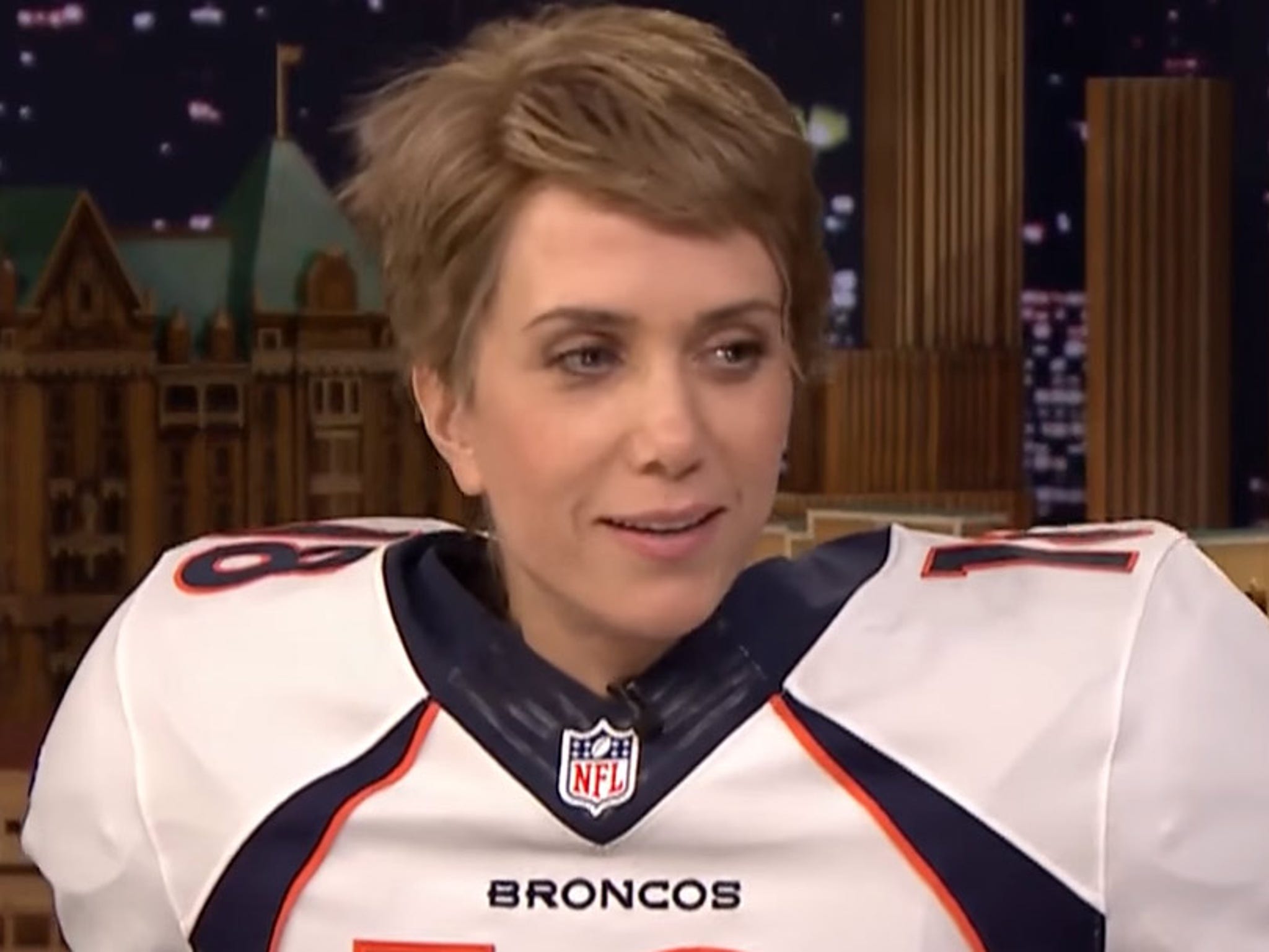 Kristen Wiig is Peyton Manning in Hilarious 'Tonight Show' Interview