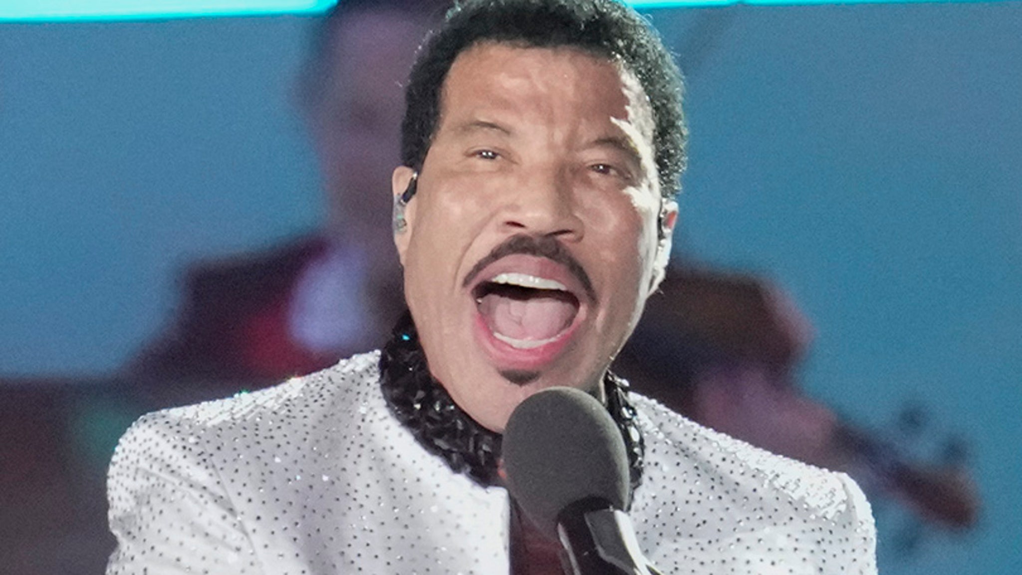 Lionel Richie Claps Back at Plastic Surgery Claims, Credits Youthful Looks to Water, Sleep, Sex
