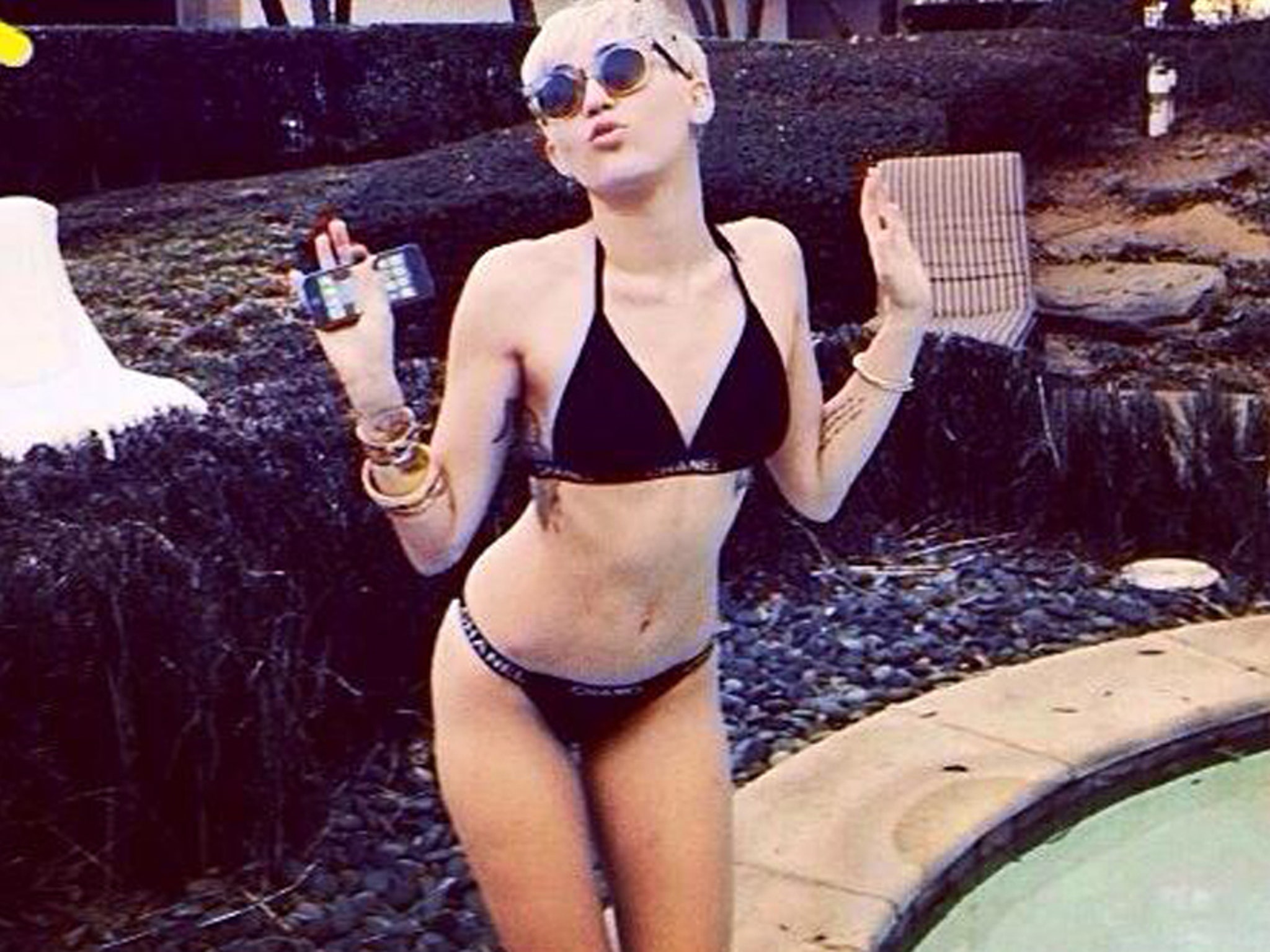 Miley Cyrus Flaunts Her Thin ʙικιɴι Bod Poolside