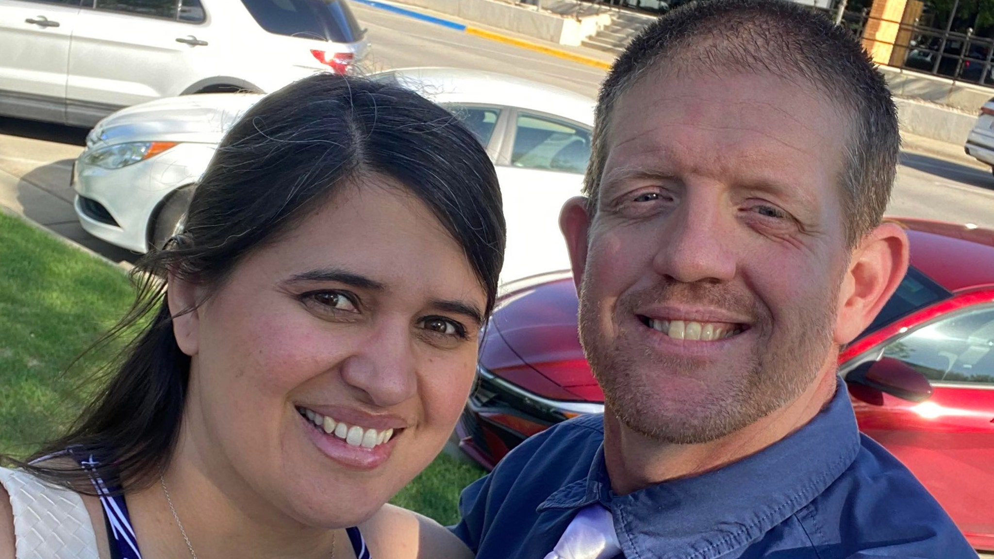 Police Hunt Suspect After Couple Hiking with Young Daughters Murdered at Devil’s Den Start Park