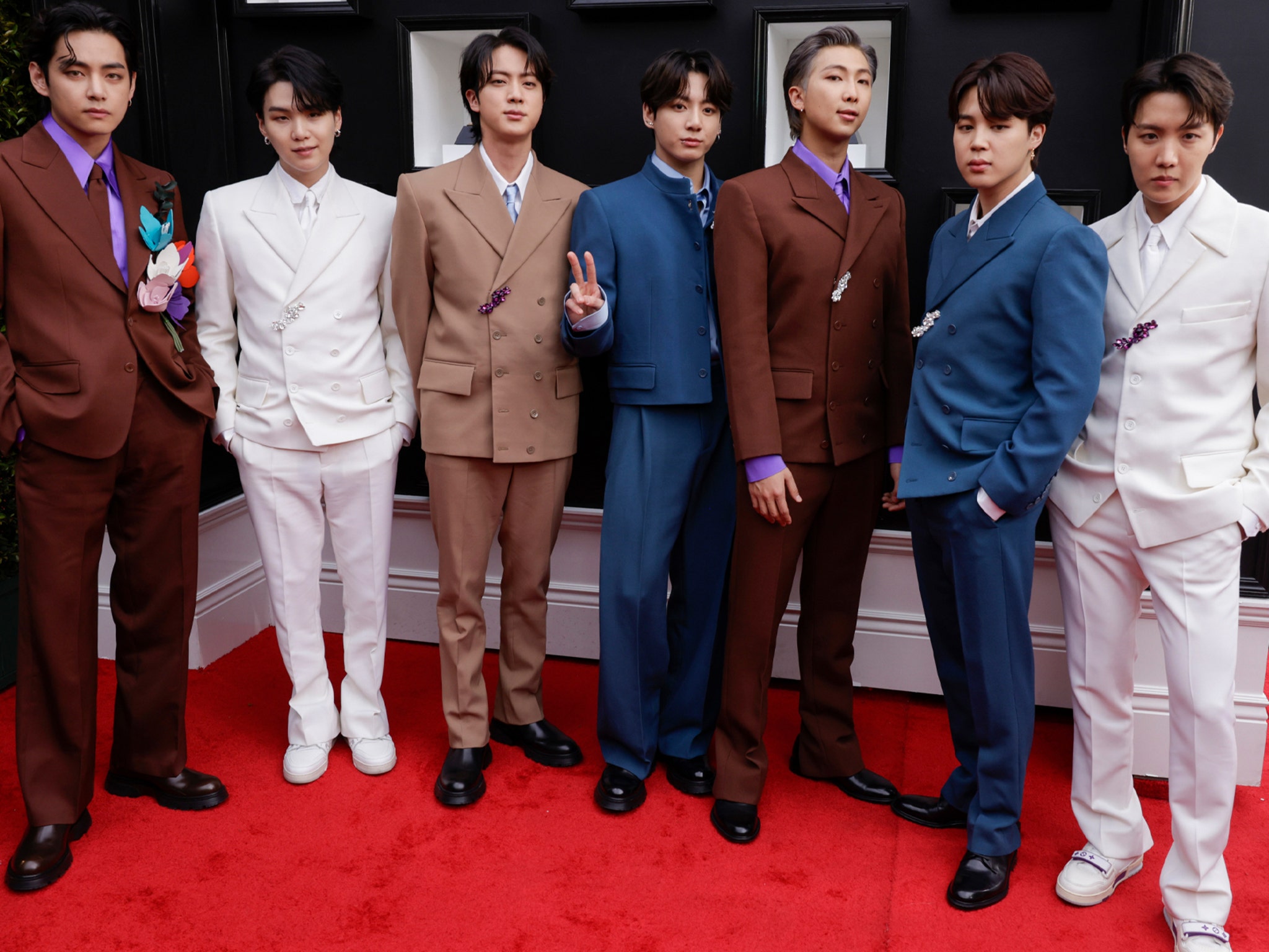 BTS's AMA's 2017 red carpet beauty looks are making history
