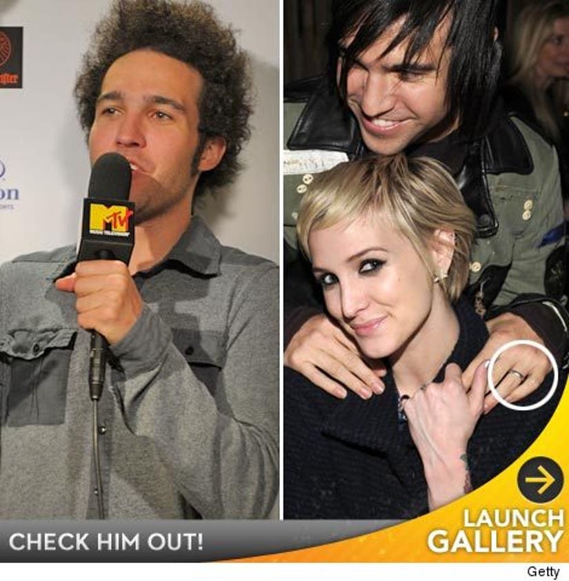 SPLITS: Pete Wentz Steps Out without Wedding Ring