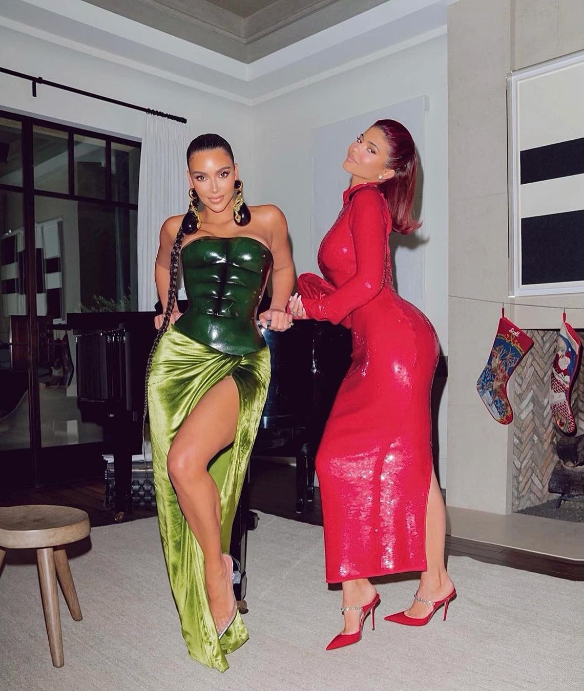 "Merry Christmas from The Grinch 💚 and Santa ❤️" wrote Kim.