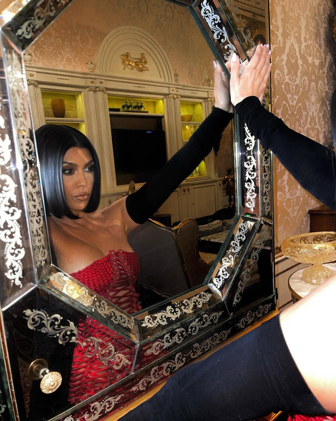 Kourtney Kardashian gave fans a glimpse of her Italian holiday.