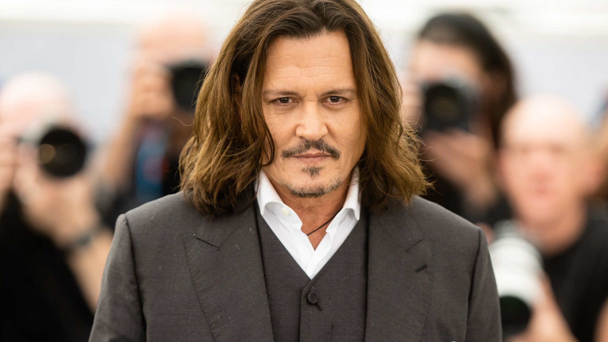 Johnny Depp Gets Over Five-Minute Standing Ovation at Cannes, Teary ...