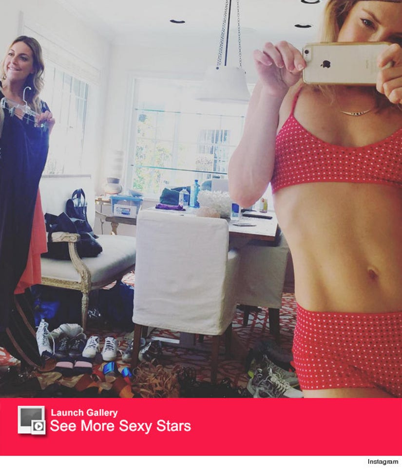 Kate Hudson Shows Off Her Amazing Abs In Tiny Workout Gear