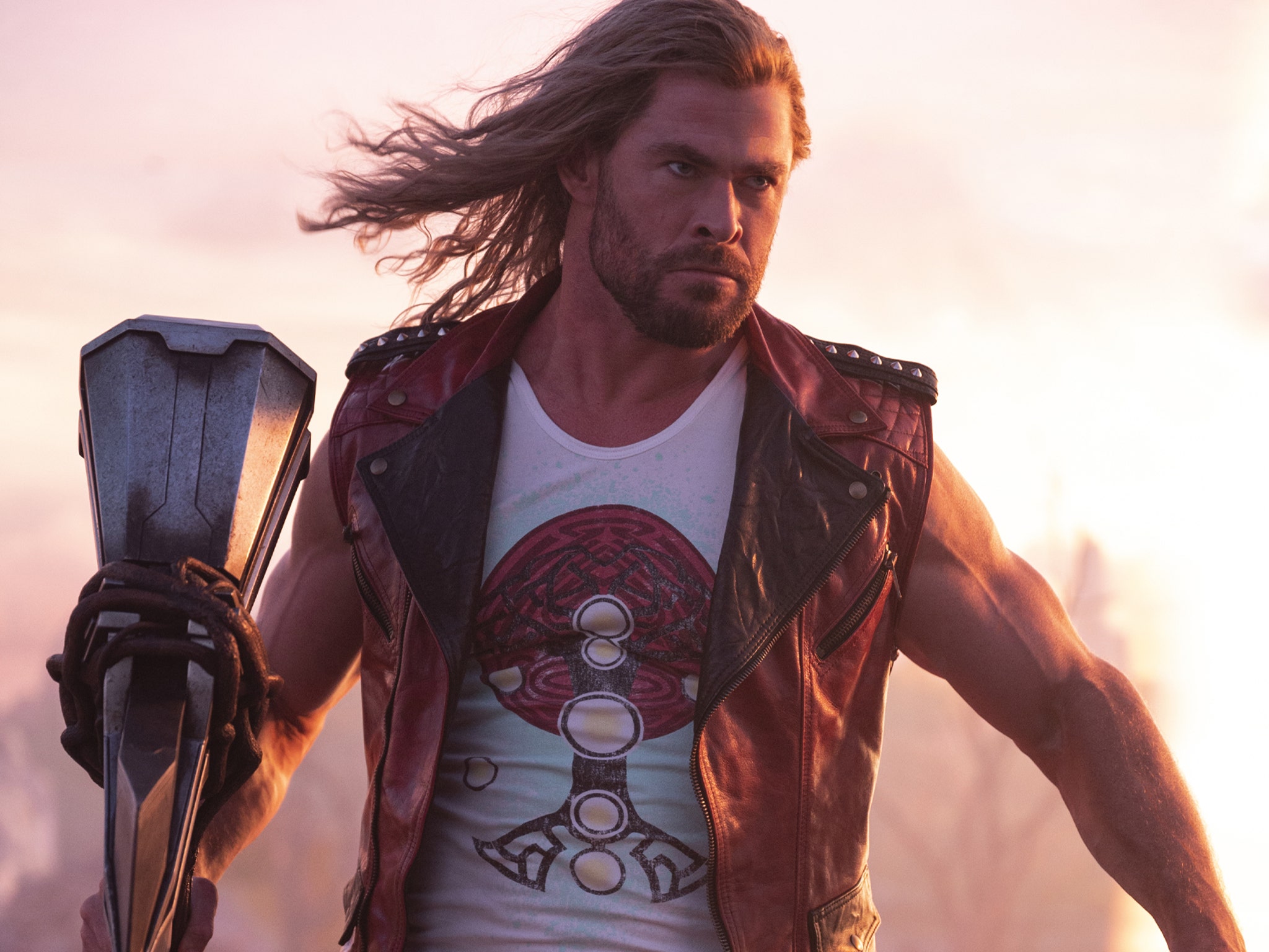 Hemsworth's Wife Thought He Was Too Muscular In Thor: Love & Thunder