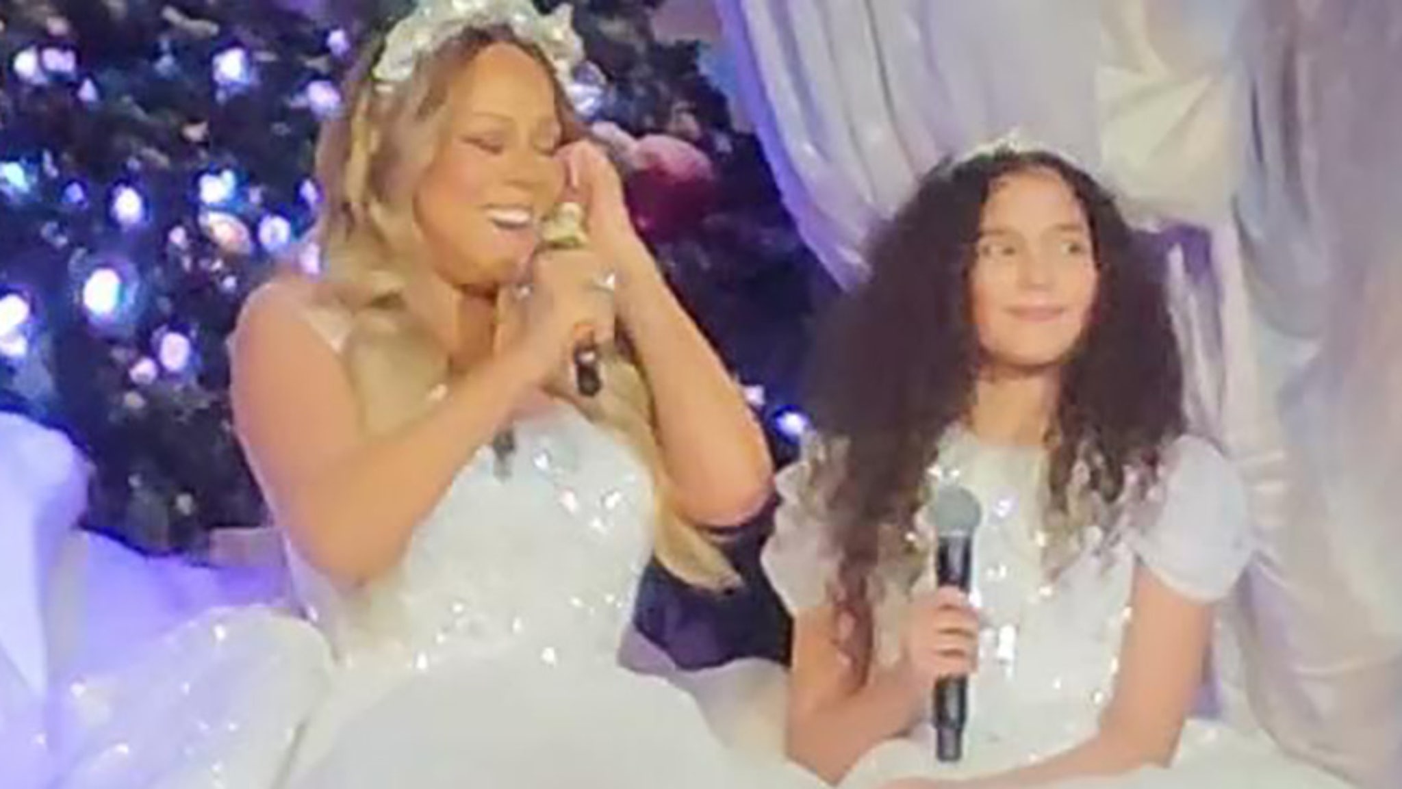 Mariah Carey interprète son tout premier duo avec sa fille Monroe au spectacle de Noël