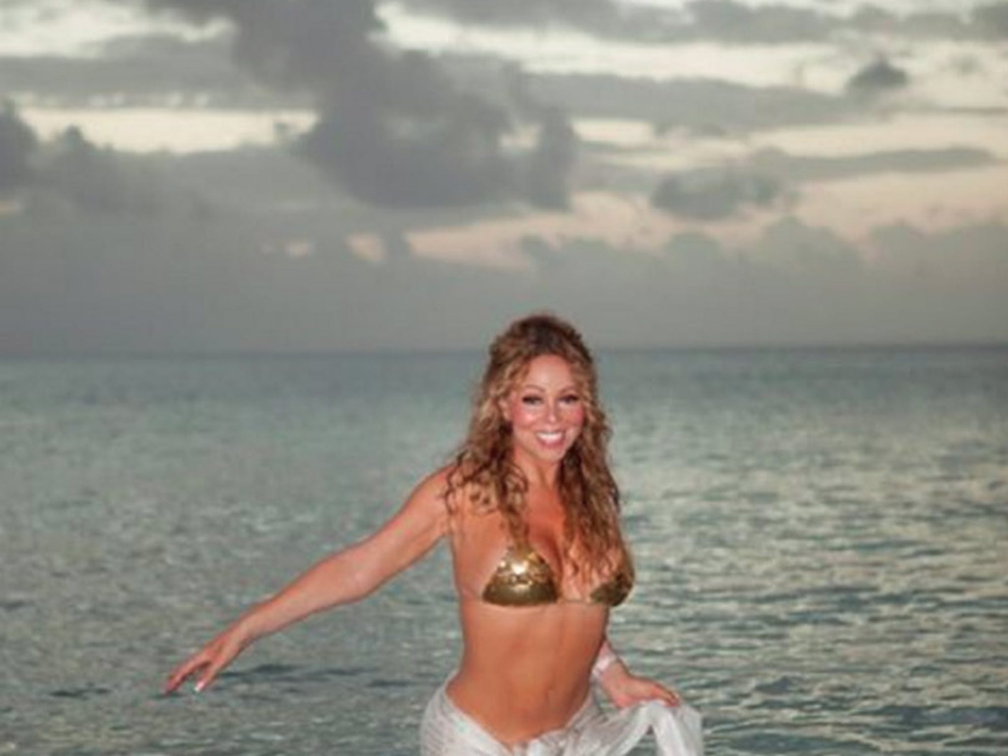 Kalksteen duif Glad Mariah Carey Stuns In Gold Bikini, Shows Tons Of Cleavage & Toned Abs!