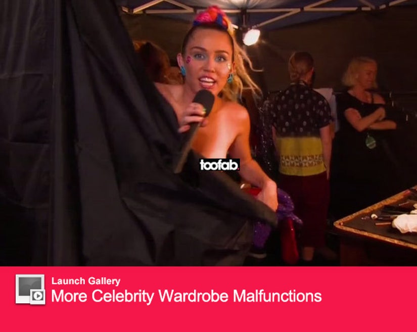 Miley Cyrus' Nip Slip Live at 2015 MTV VMA - WARDROBE MALFUNCTION