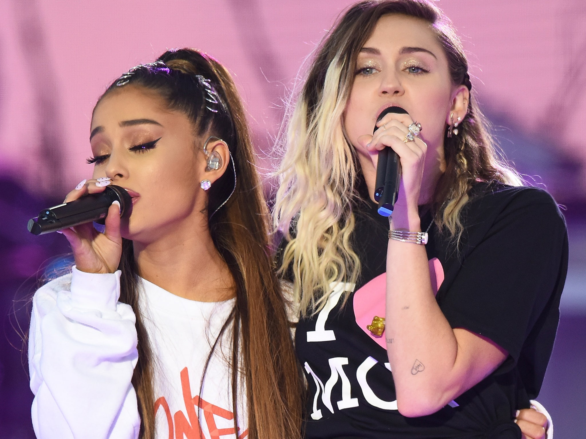 Ariana Grande Gives an Outstanding Performance, Justin Beiber breaks Down &  More from the One Love Manchester Concert