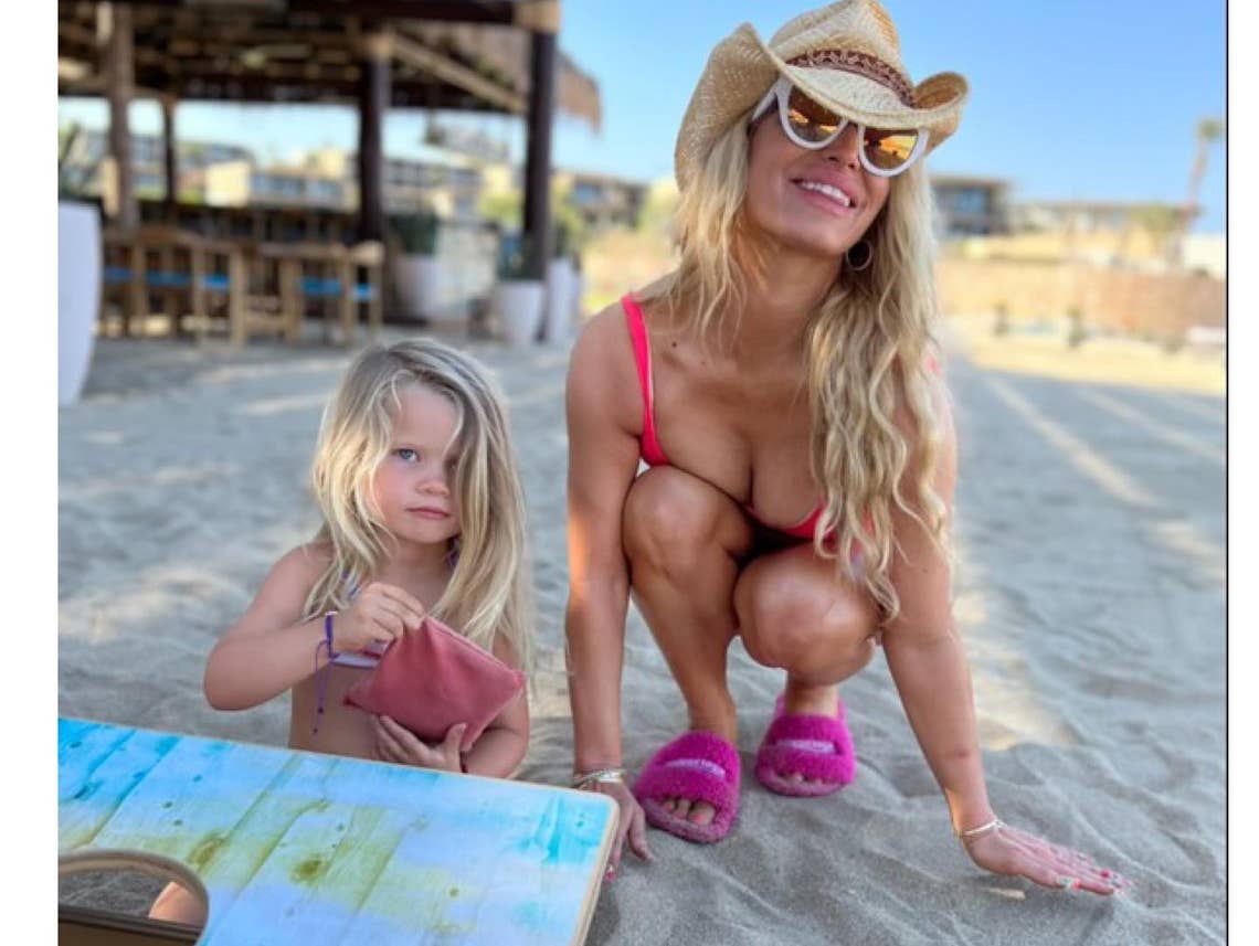 Jessica Simpson Keeps the Swimsuit Photos Coming from 'Johnson Family  Spring Break