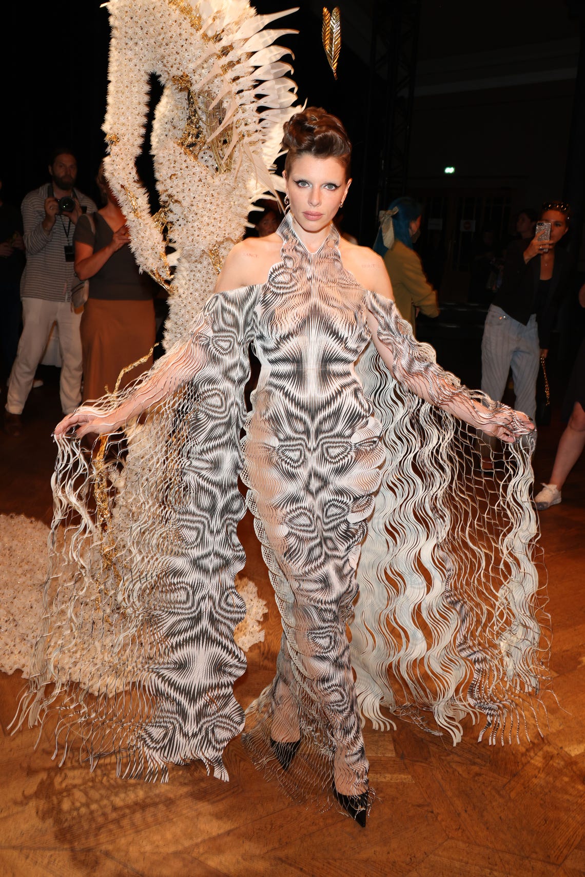 Iris Van Herpen Fall Winter 2022-23 Haute Couture Fashion Show