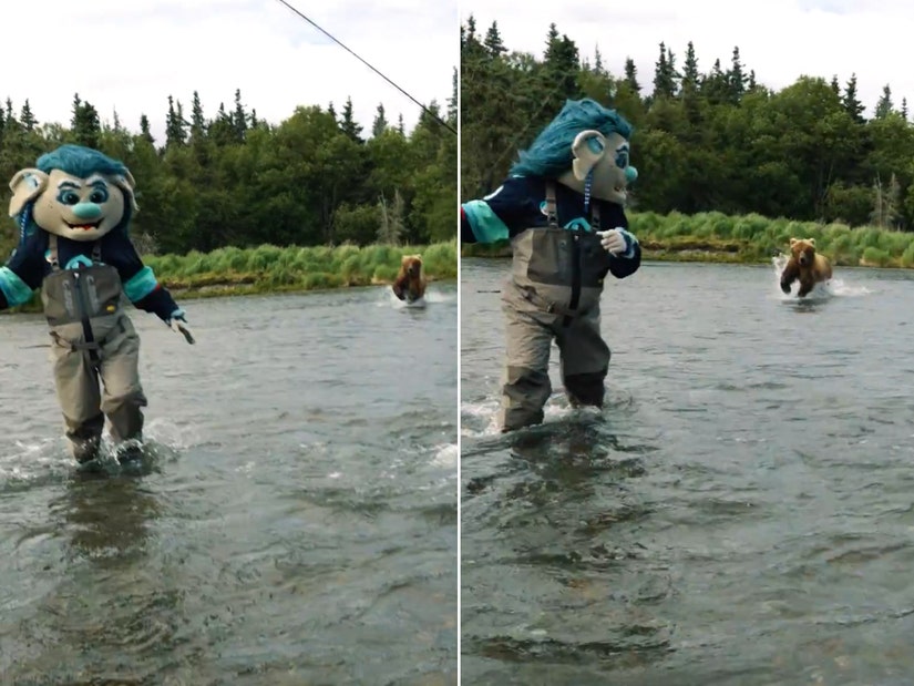 familiar × Bibiy. MASCOT BEAR Seattle Kraken Mascot Buoy Survives Charging Real-Life
