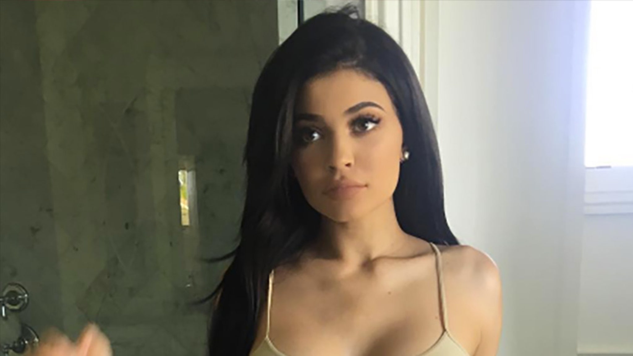 Kylie Jenner Flaunts Curves New Look In Sultry Instagram Photos