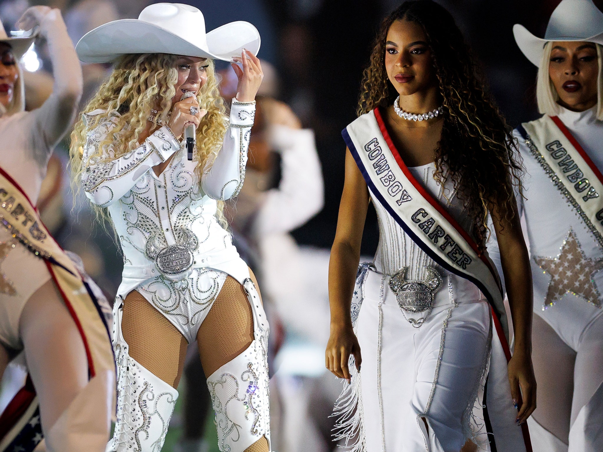 Beyoncé Brings Daughter Blue Ivy Out for NFL Christmas Halftime Show