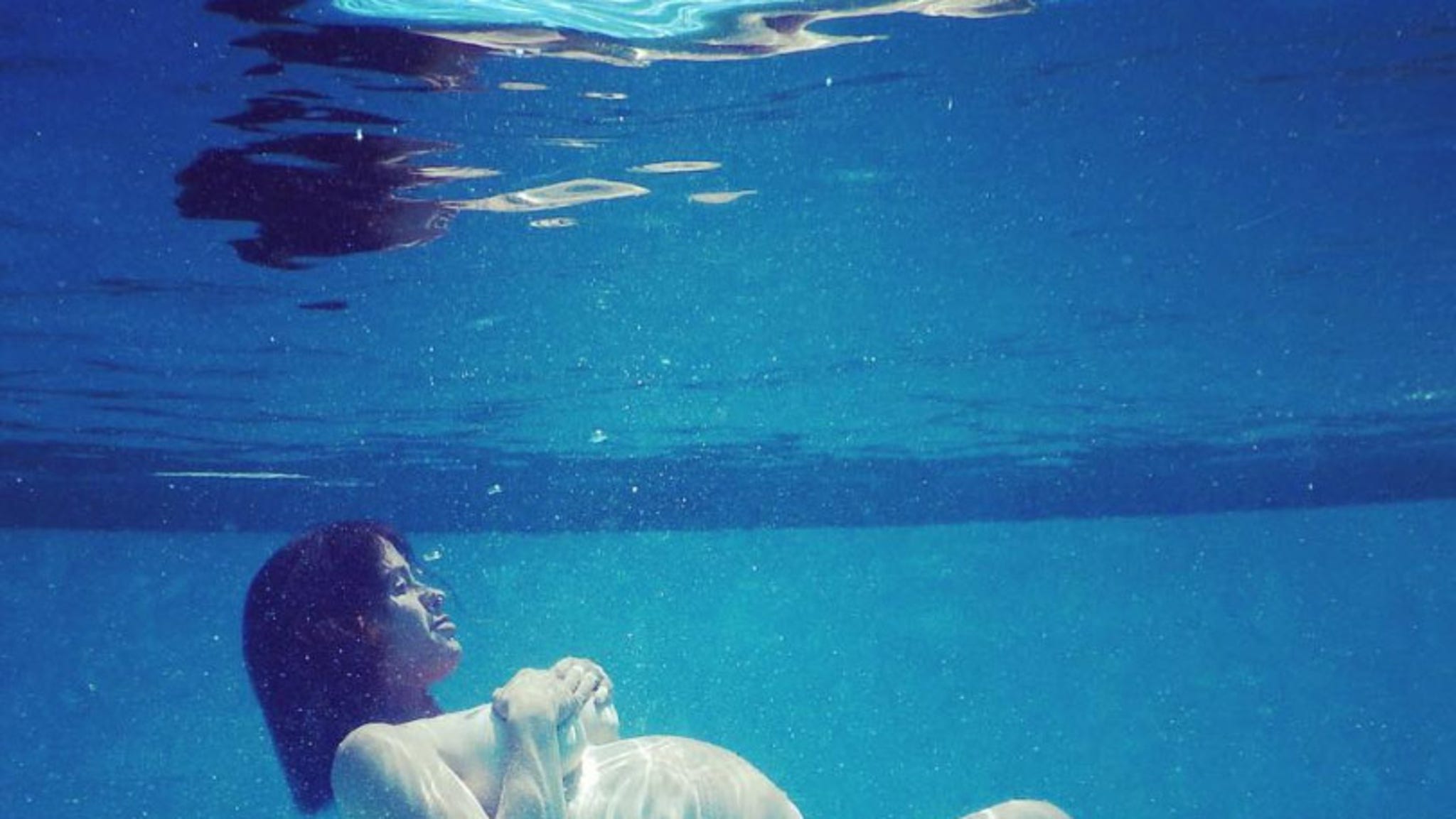 Pregnant Alanis Morissette Posts Stunning Nude Underwater Shot