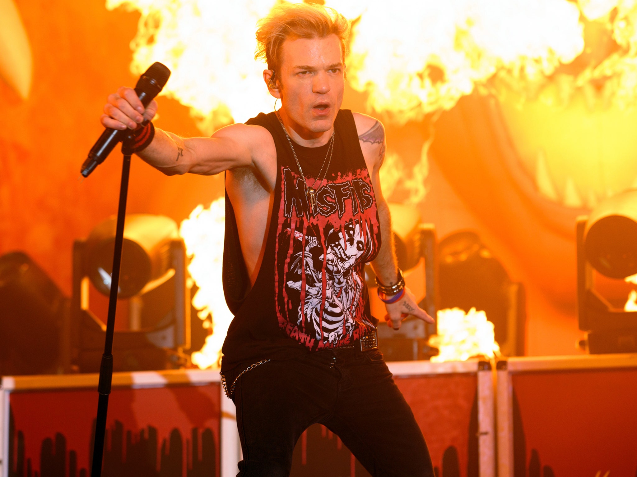 DERYCK WHIBLEY Explains Why SUM 41 Is Breaking Up