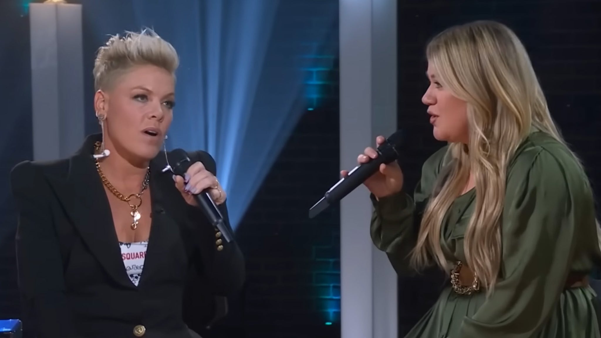 Regardez P!nk et Kelly Clarkson interpréter une paire de duos incroyables dans le talk-show de Kelly