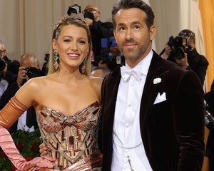 Ryan Reynolds and Amy Smart Have 'Just Friends' Reunion for Aviation Gin