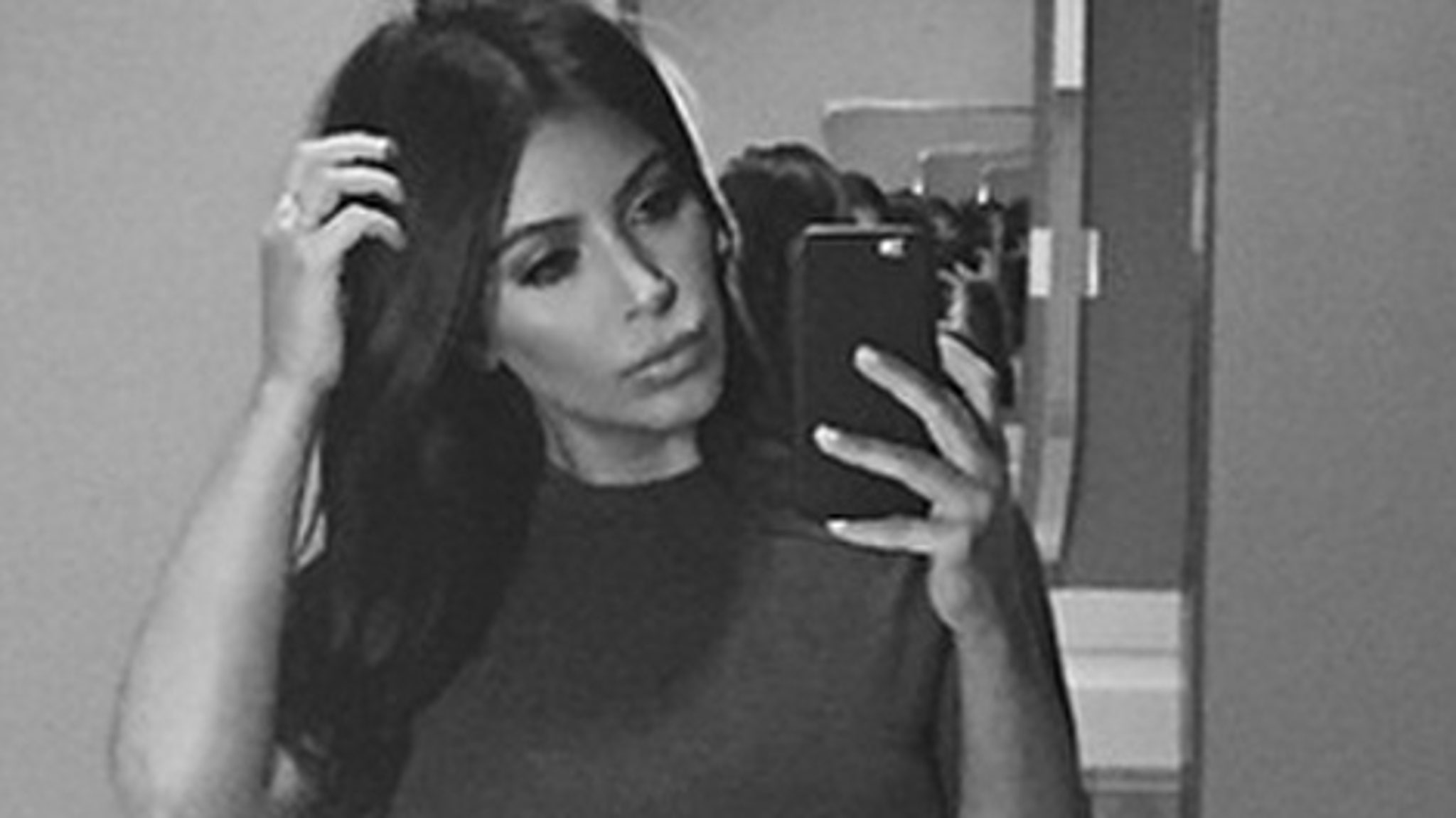 Kim Kardashians Selfie Obsession Continues Snaps Pics In Public