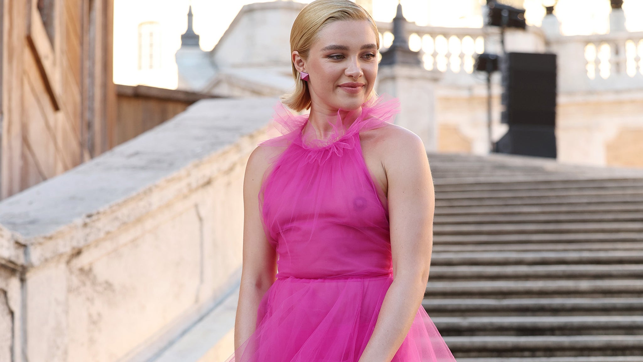 Florence Pugh Aplaude A Los Trolls Que La Acosan Por Un Vestido Transparente De Valentino