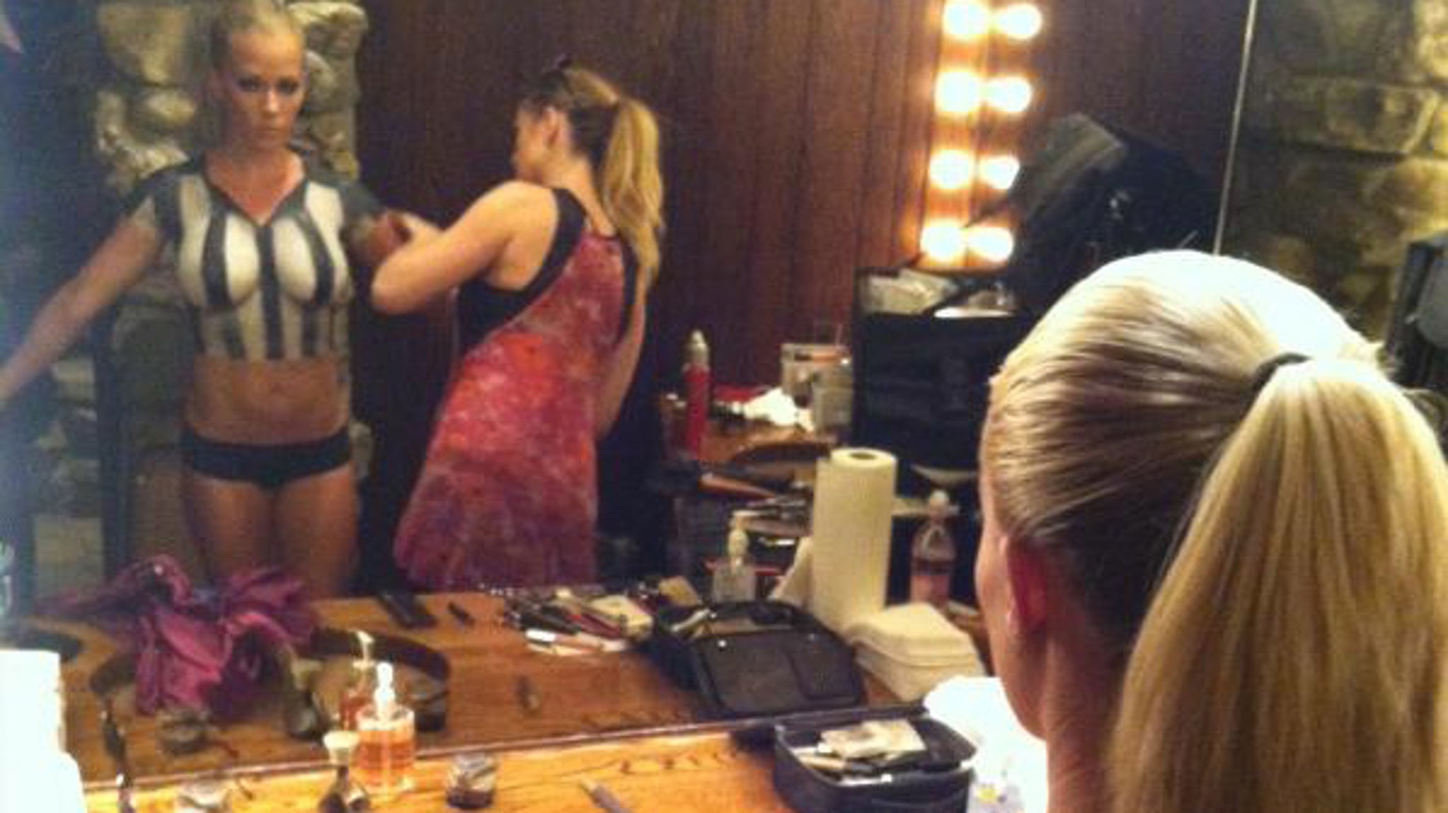 Kendra wilkinson body paint