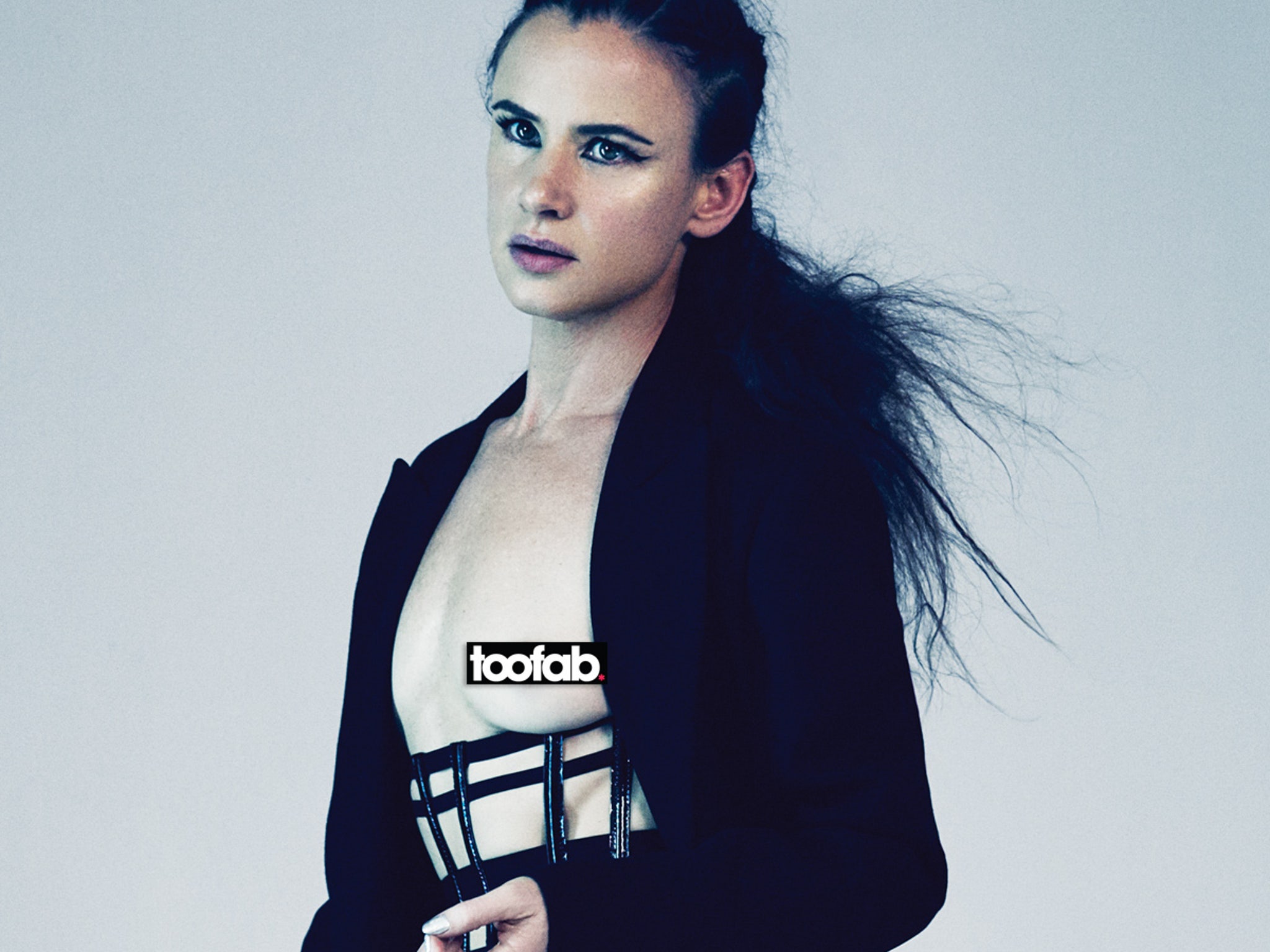 Juliette Lewis Goes Topless, Shows Off Toned Physique In No Tofu Magazine