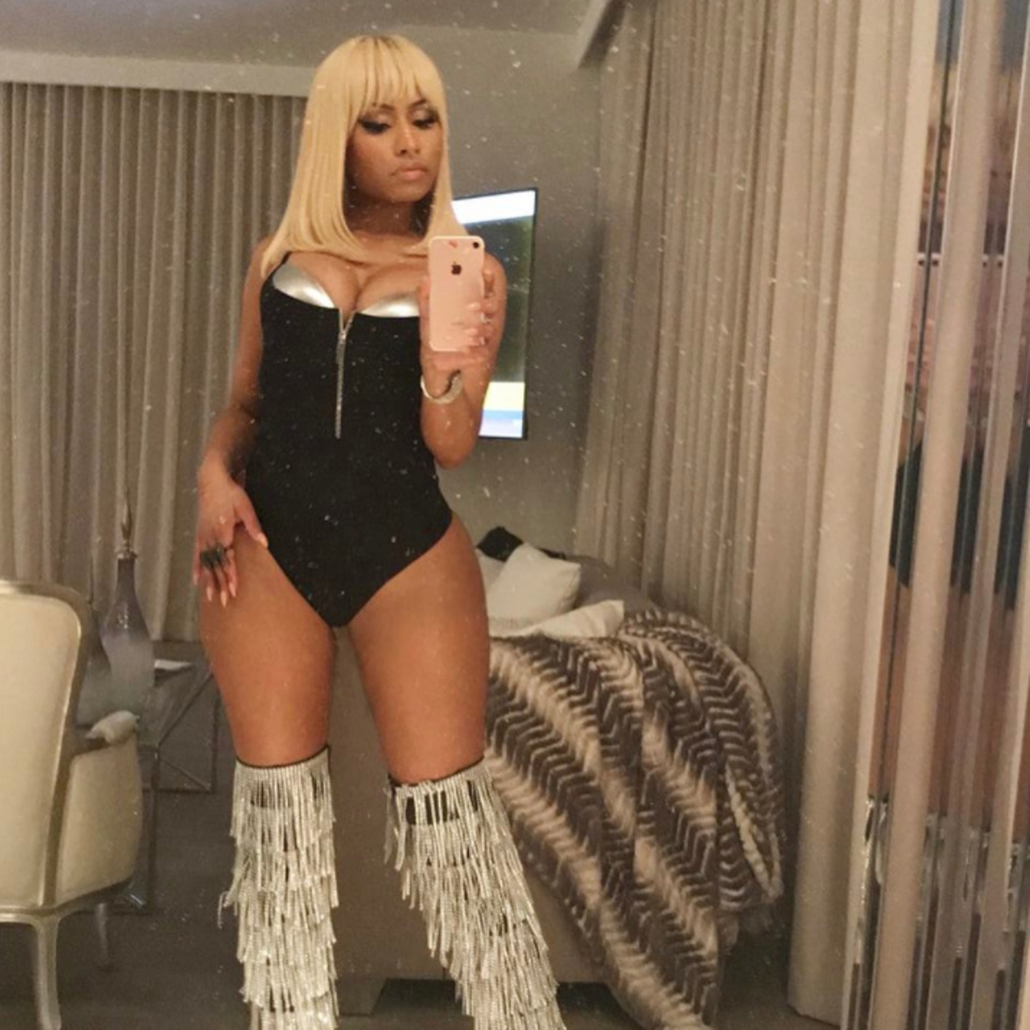 Nicki Minaj PUSHES Fan At Meet-And-Greet, Days After Cardi B Unloaded On  Concertgoer