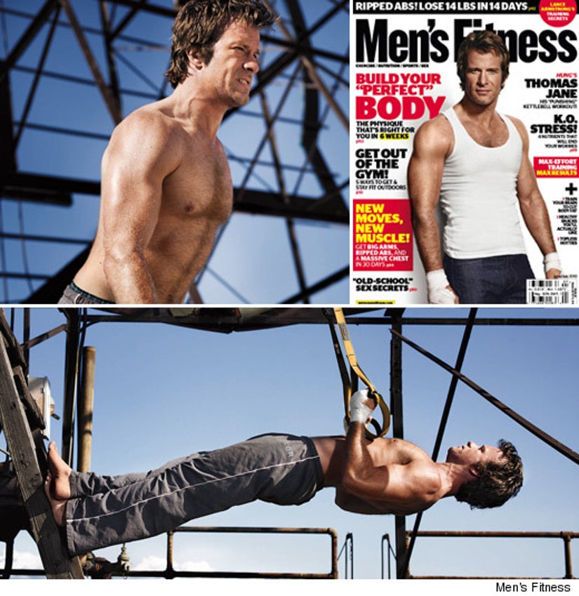 "Hung" star Thomas Jane flaunts his taut, au naturel abs in the J...