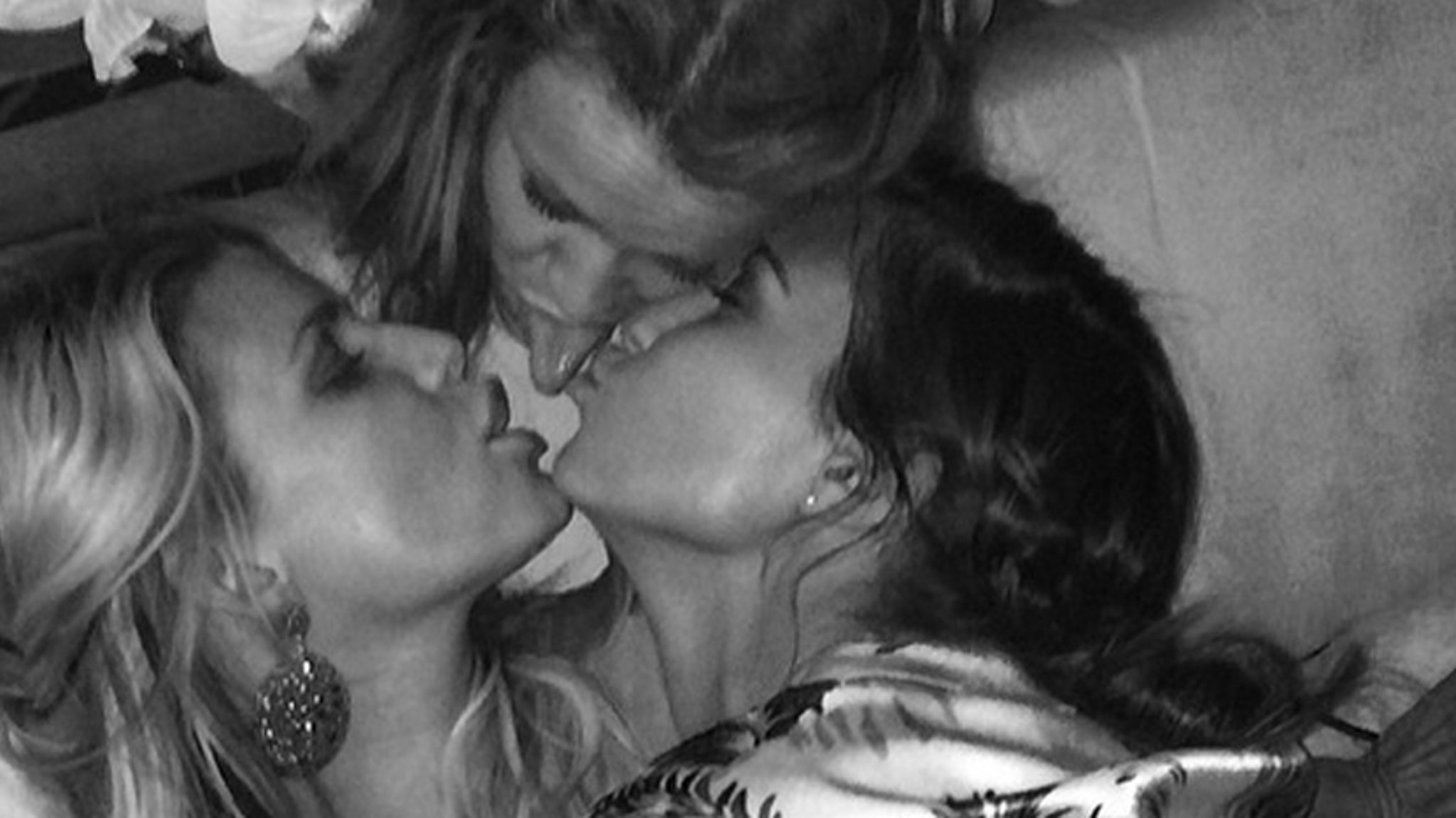 3 way lesbian kissing
