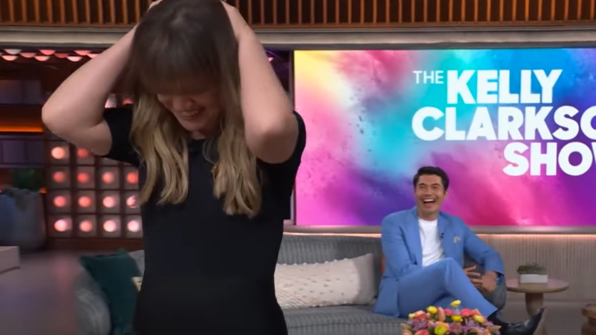 Kelly Clarkson Walks Off Stage After Accidental Dirty 'Meat' Joke with Henry Golding