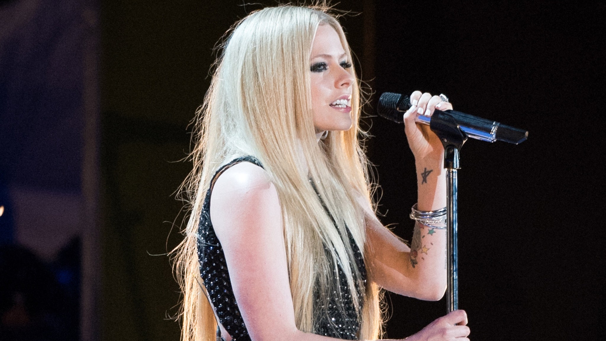 Avril Lavigne Performs For First Time In Over A Year Following Lyme Disease Diagnosis 