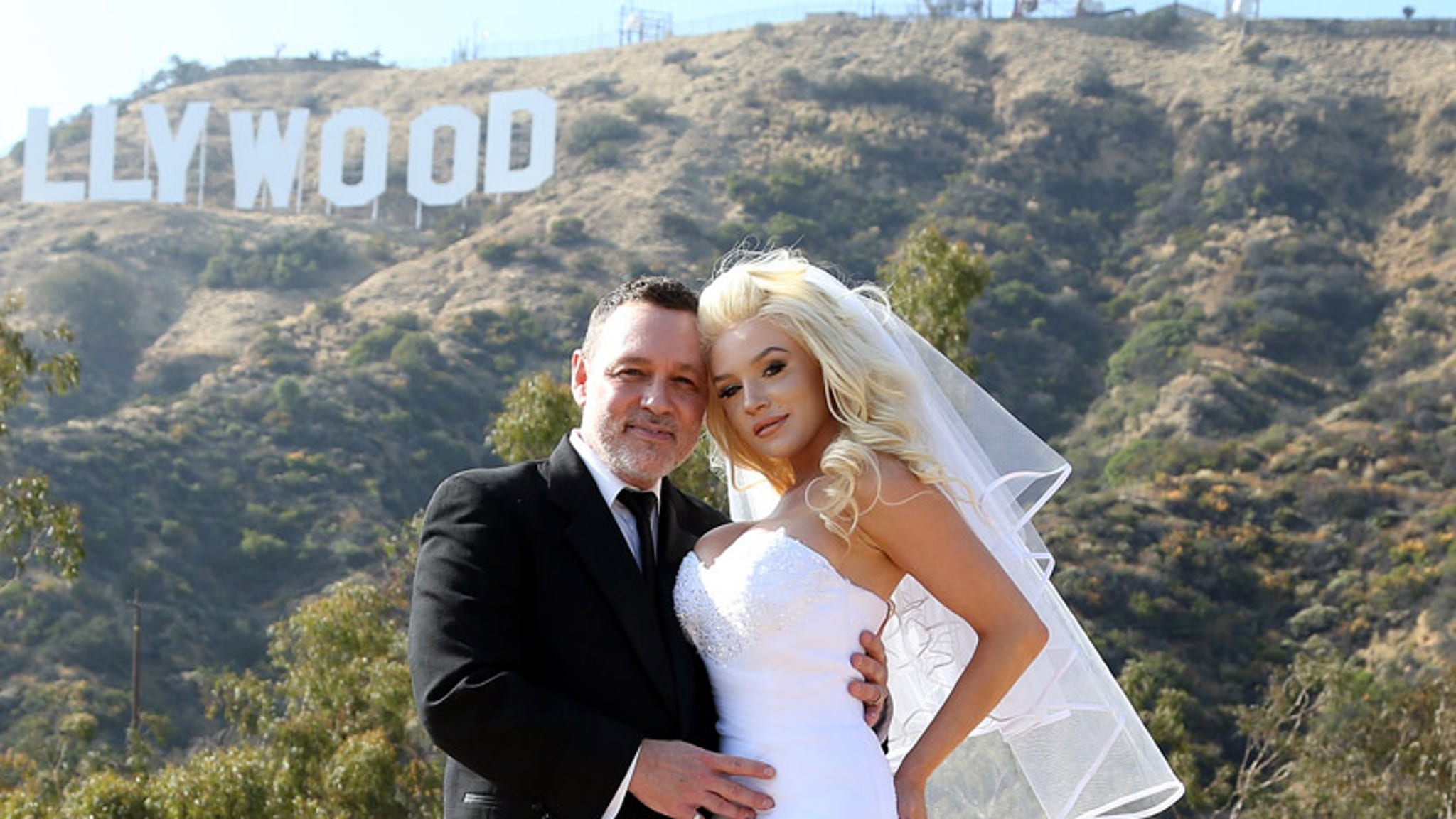Pregnant Courtney Stodden And Doug Hutchison Renew Vows For 5th