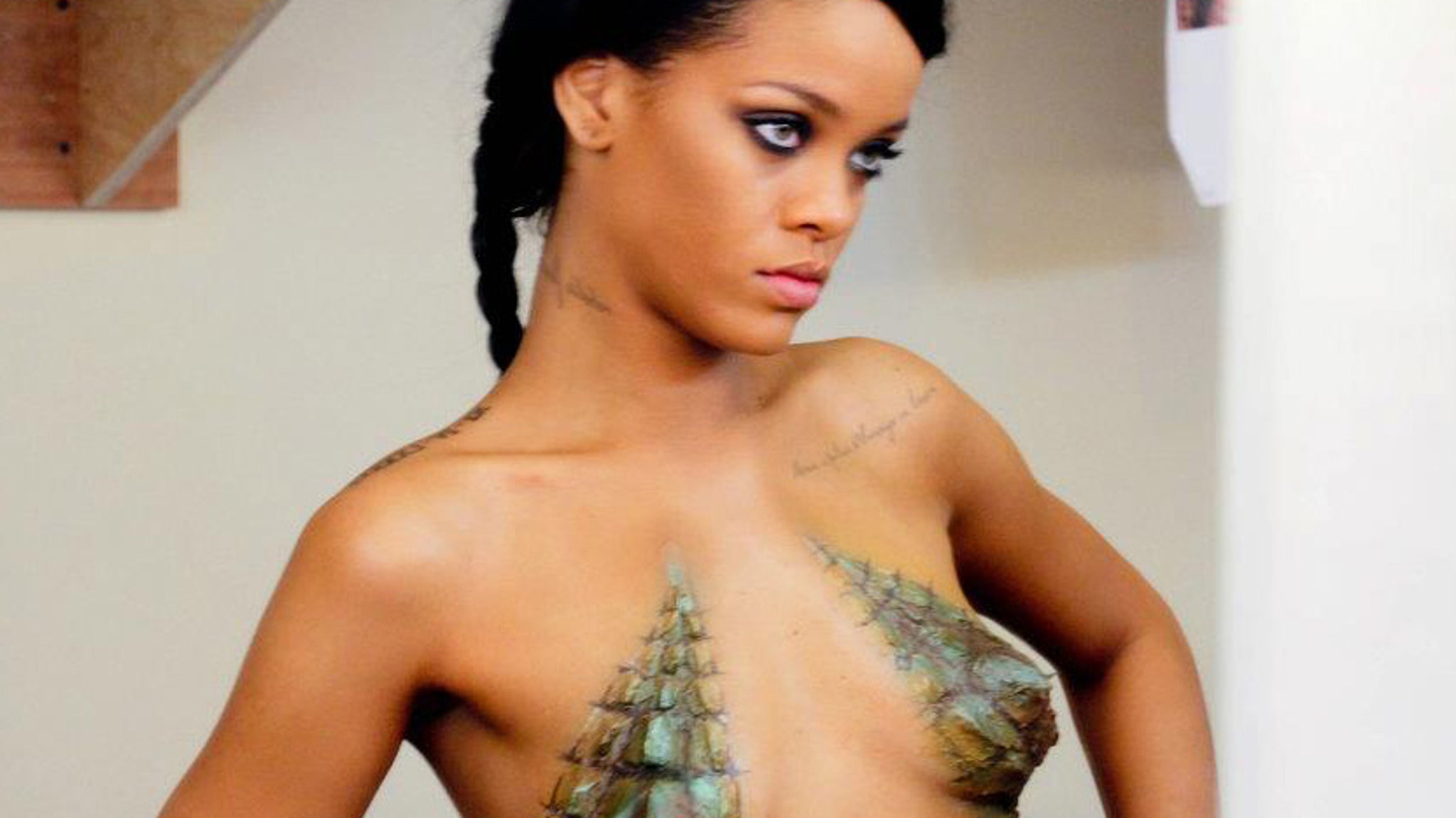 Rihanna back shot pictures