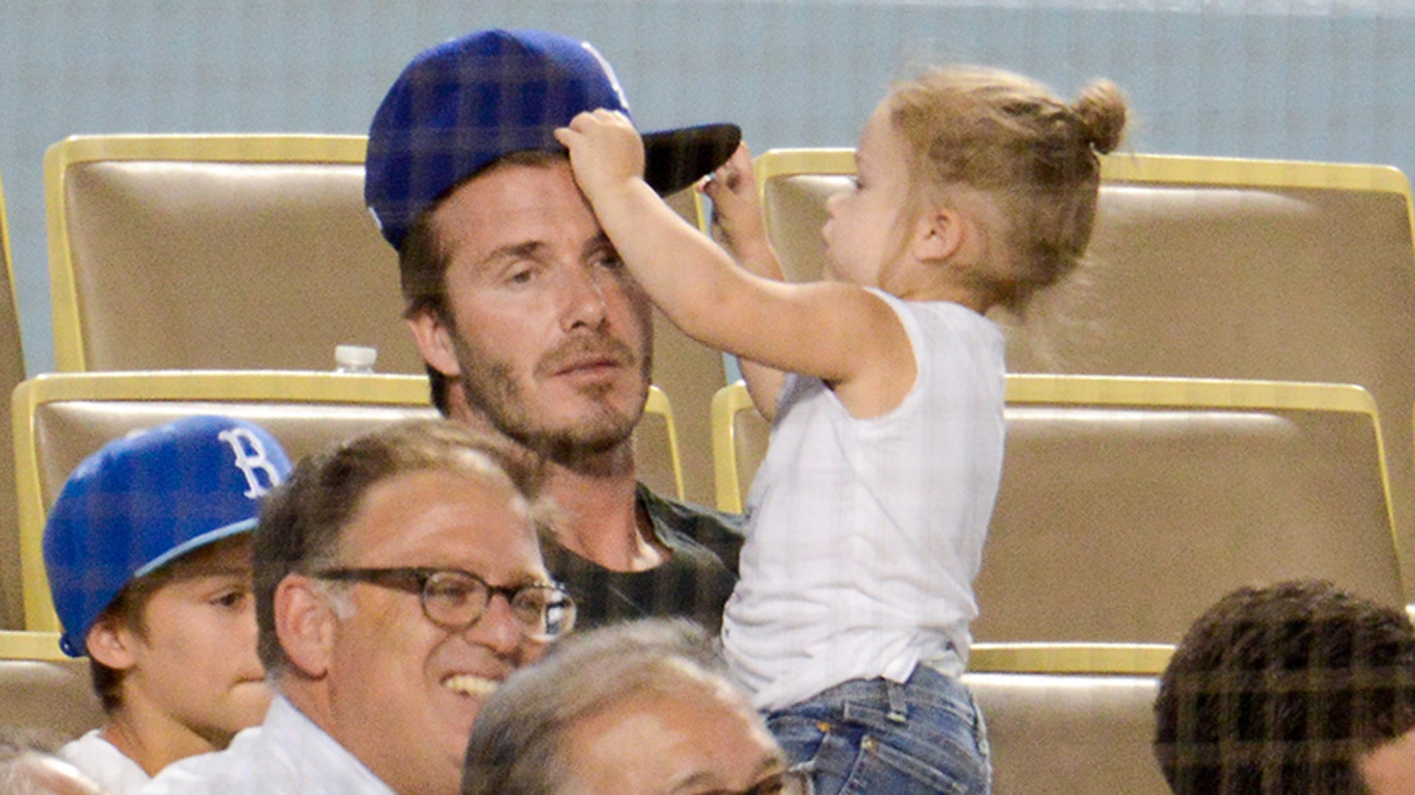 Cute Photos: David Beckham & Harper Watch the Dodgers!