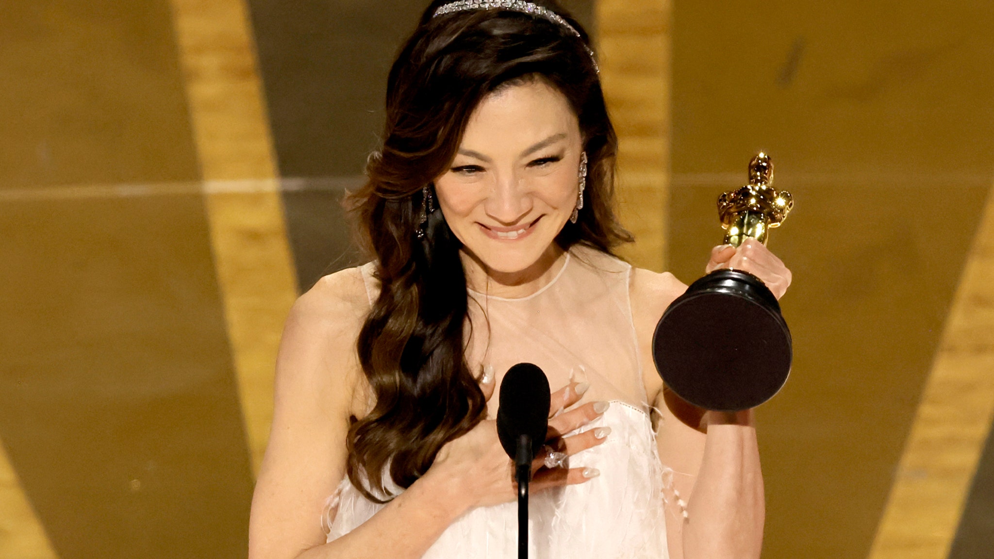 Michelle Yeoh remporte l’Oscar de la meilleure actrice, première asiatique de l’histoire de l’Académie