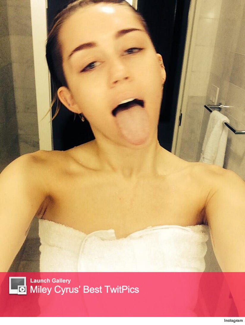 Photo [pic] awkward selfie  cyrus of takes toilet miley Miley Cyrus