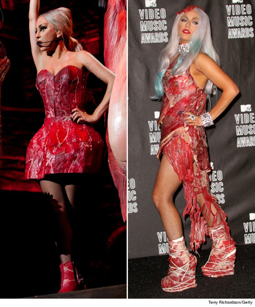 Гага в платье из мяса
