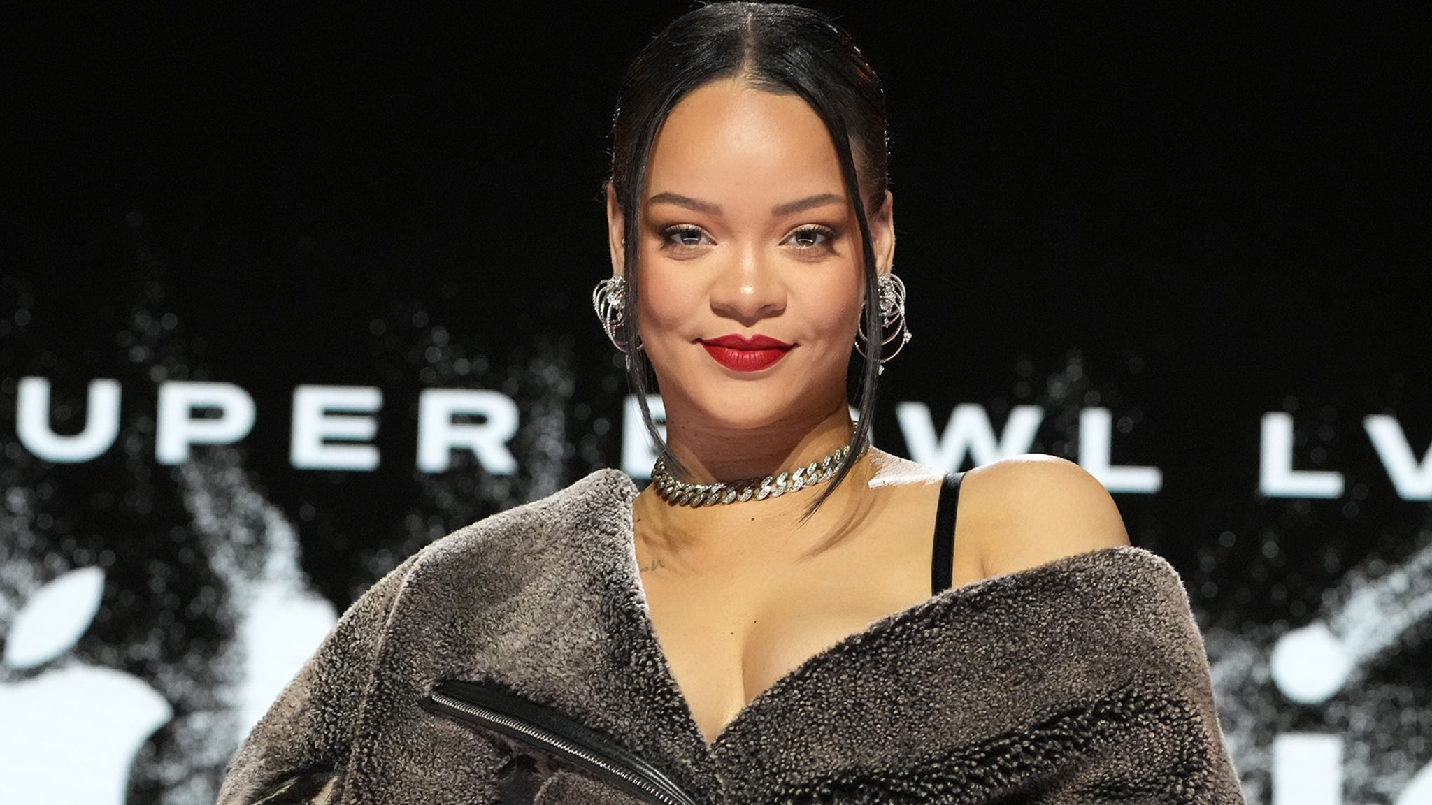 Rihanna Calls Work-Life Balance After Motherhood 'Impossible,' Teases ...