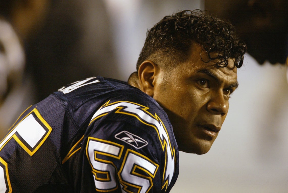 23 September, 2007.Patriot Linebacker Junior Seau (55) closing in