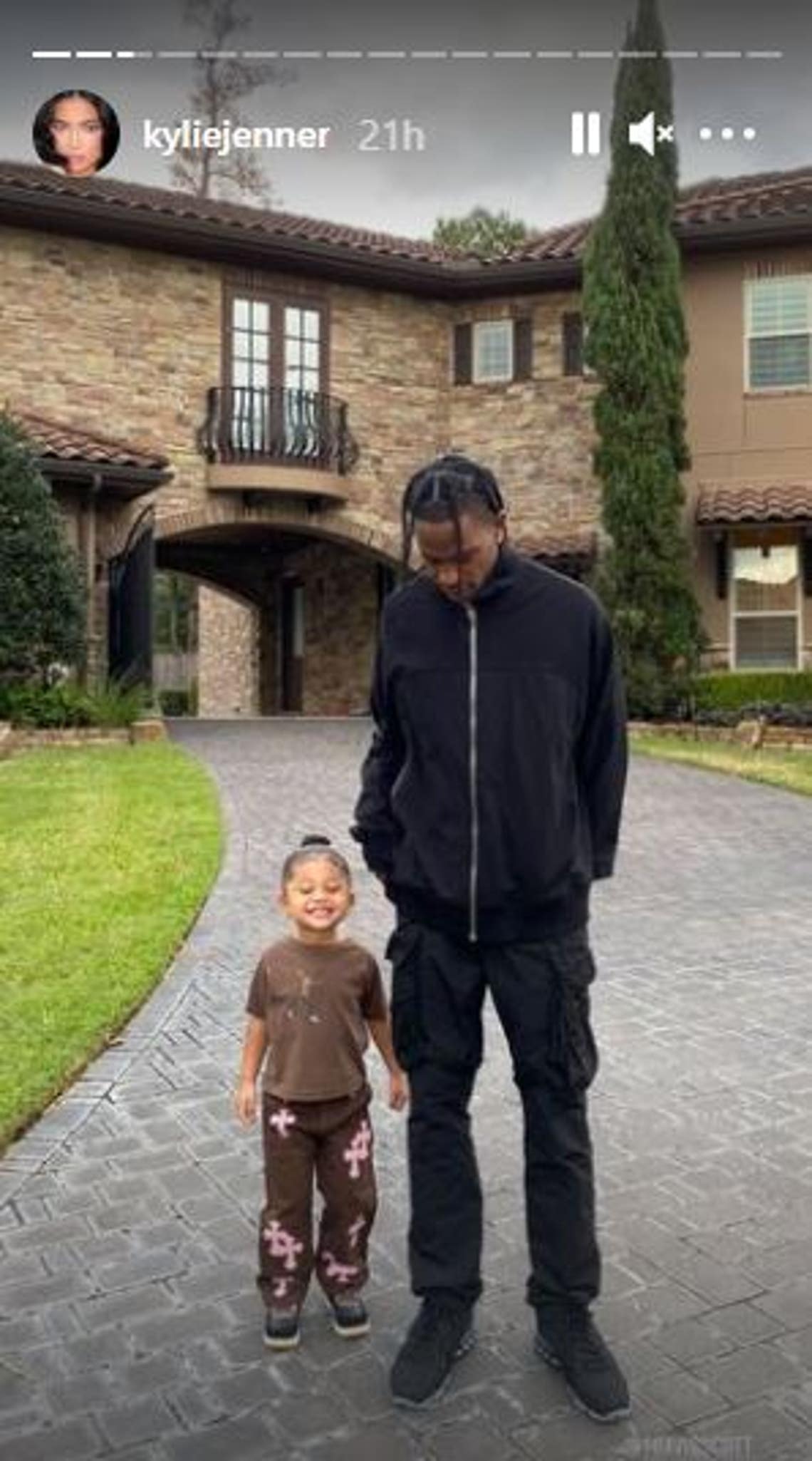 Kylie Jenner Shares Sweet Snaps of Travis Scott with Stormi For His ...