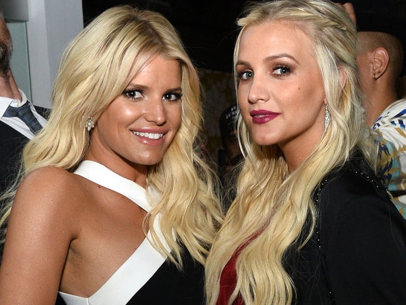 Ashlee Simpson Proud Of Jessica Simpson After Memoir Hits Ny Times Bestseller List