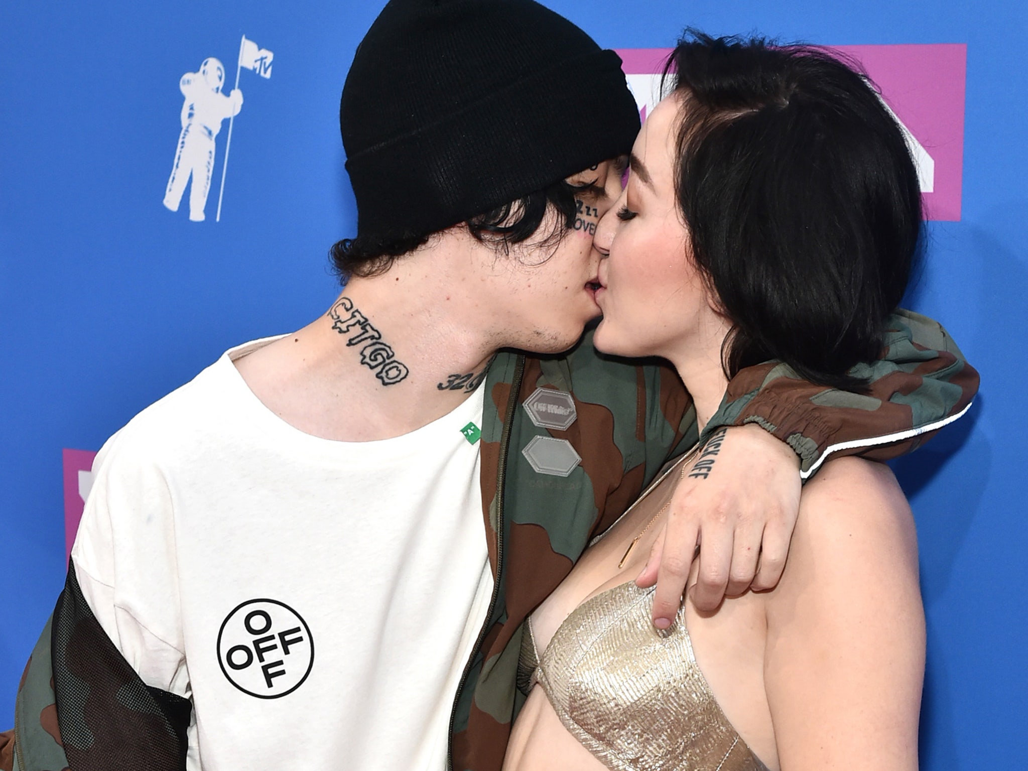 Noah Cyrus and Lil Xan DGAF What You Think About PDA-Filled VMA Appearance