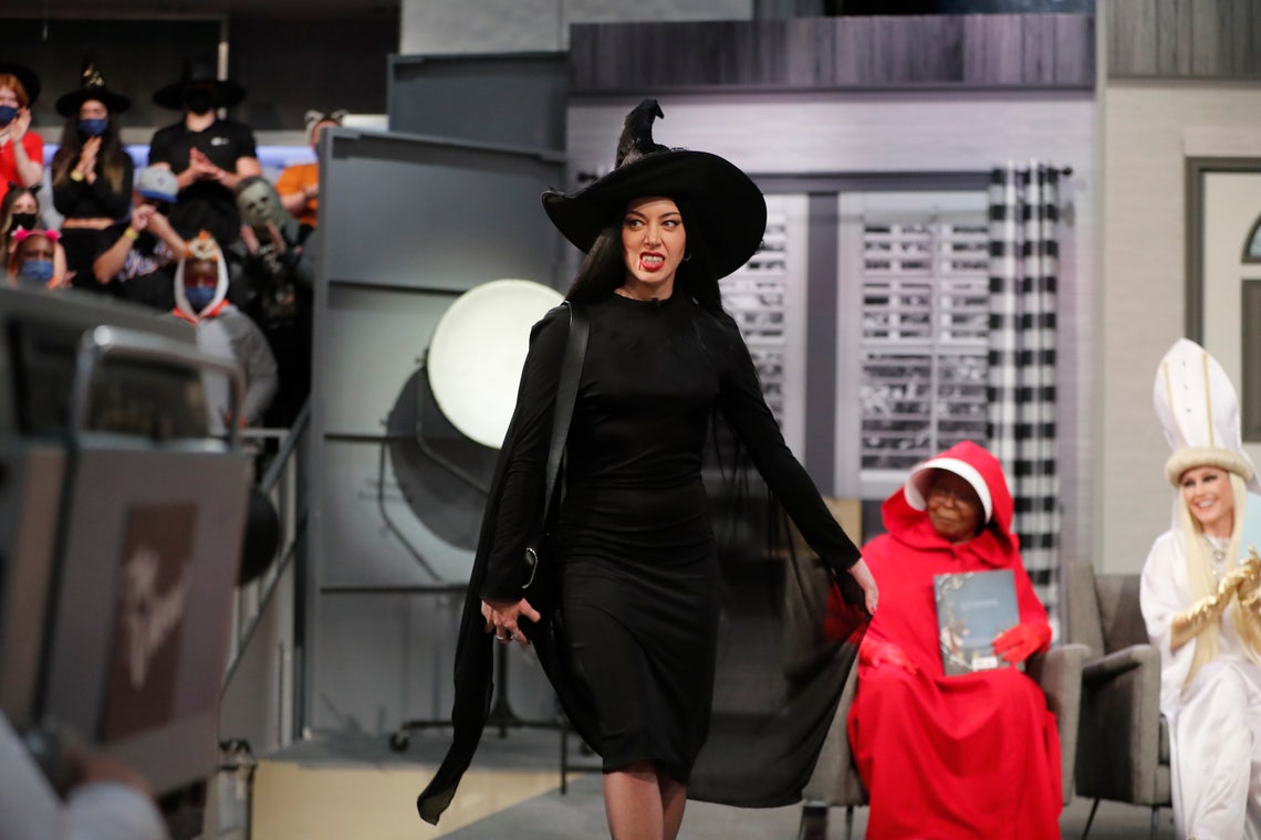 Aubrey Plaza Witch Halloween Costume 2022, Photos